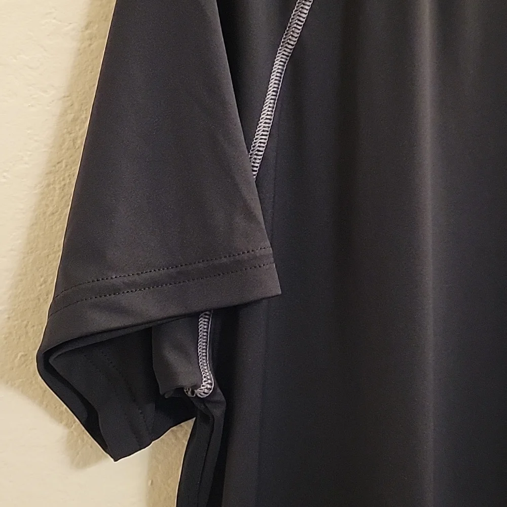 Under Armour Run Short Sleeve - Black - Large - Picture 7 of 15